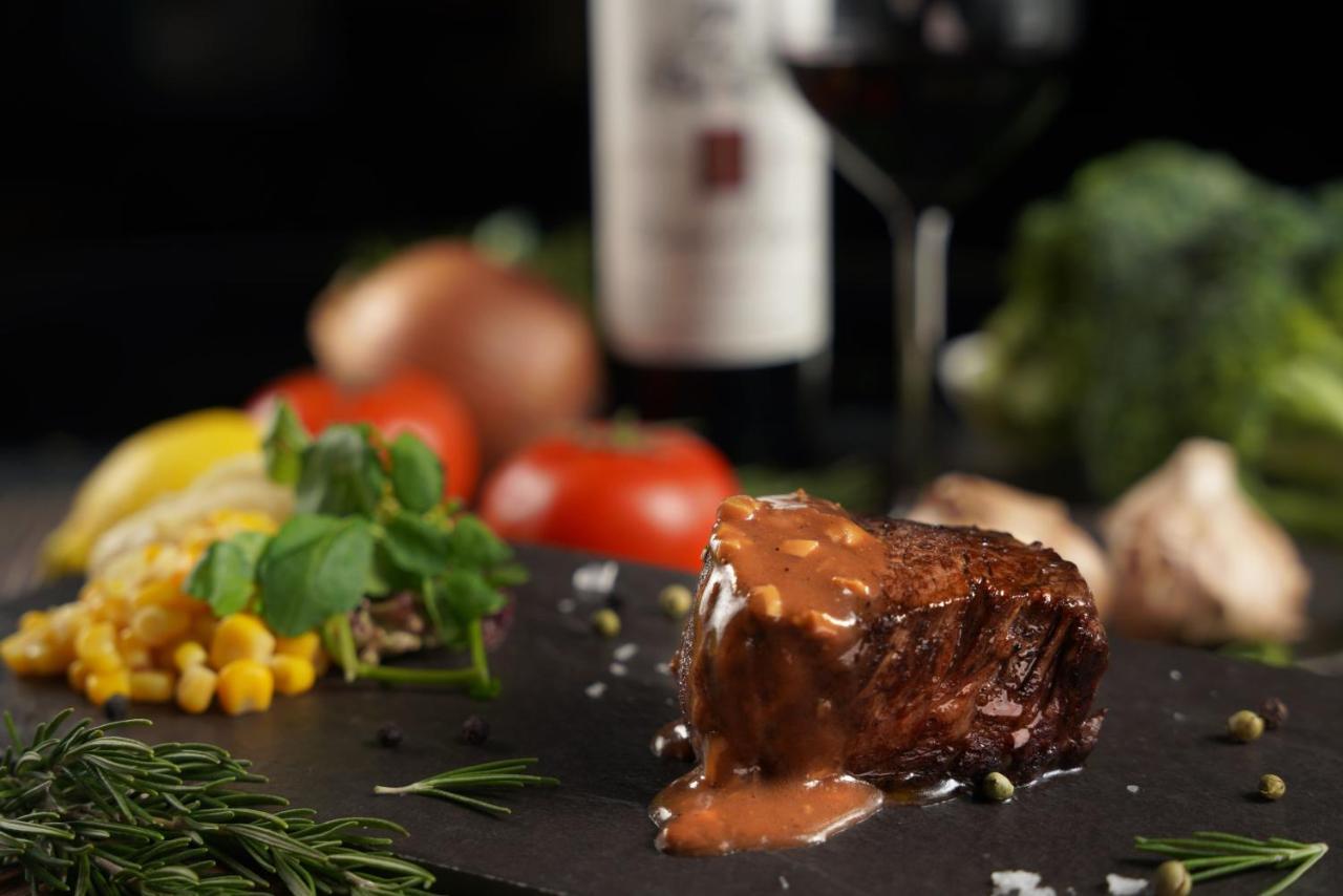 Palais De Chine Hotel Тайбэй Экстерьер фото A steak with a red wine sauce
