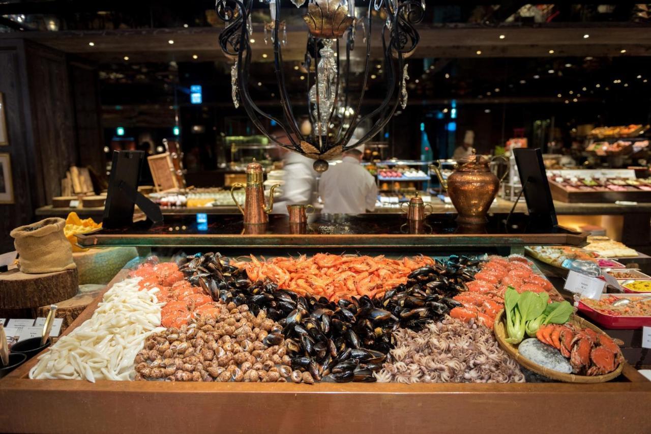 Palais De Chine Hotel Тайбэй Экстерьер фото Seafood buffet at a restaurant