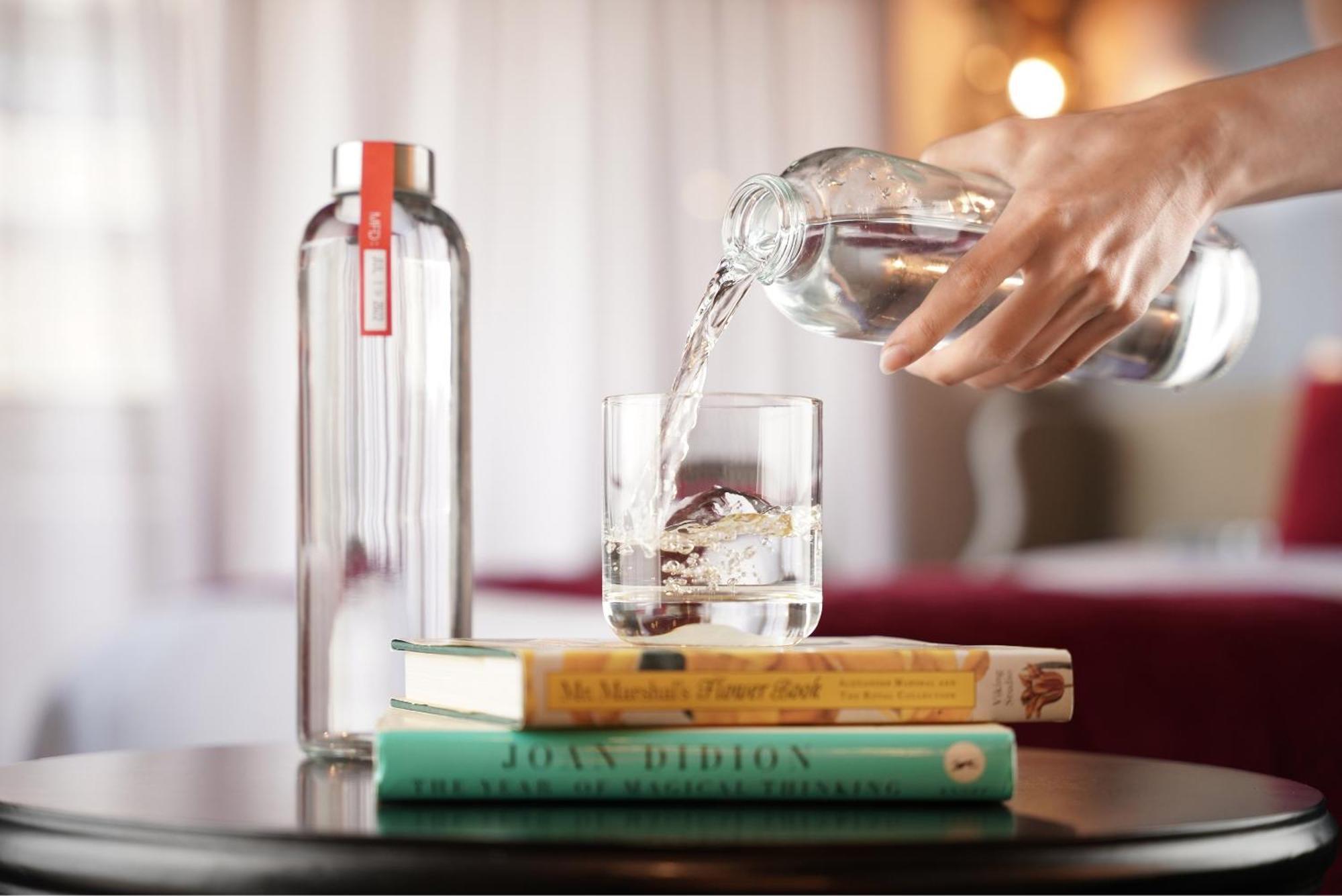 Palais De Chine Hotel Тайбэй Экстерьер фото A glass of water