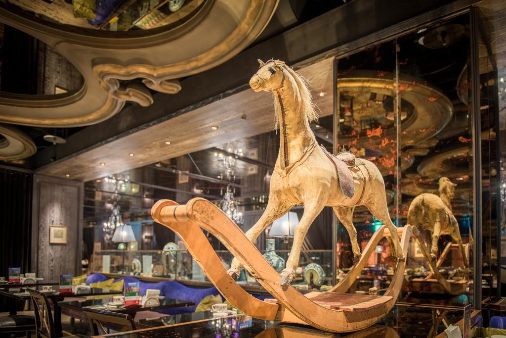 Palais De Chine Hotel Тайбэй Экстерьер фото The carousel at the entrance of the store